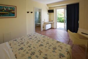 A bed or beds in a room at Hotel Vila Bahia