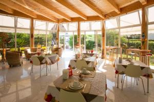 A restaurant or other place to eat at Hotel Vila Bahia