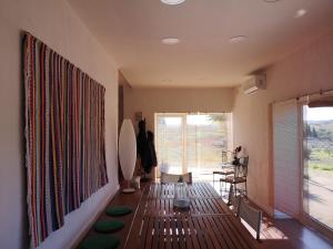 salon ze stołem i dużym oknem w obiekcie Monte da Alameda w mieście Santa Luzia