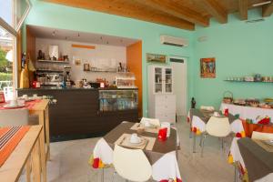 A kitchen or kitchenette at Hotel Vila Bahia