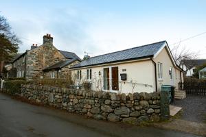 Gallery image of GWYNANT BACH - Cosy 2 Bed Bungalow Cottage in Snowdonia National Park, Conwy, North Wales in Conwy