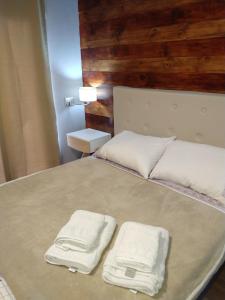 Una cama con dos toallas encima en Casa Gregores 2, en Gobernador Gregores