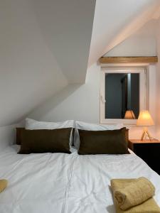 Schlafzimmer mit einem weißen Bett und einem Fenster in der Unterkunft Vila Simona in Mavrovo-Nationalpark