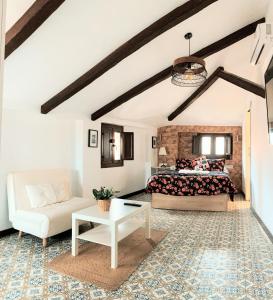 - une chambre avec un lit et un canapé dans l'établissement Viviendas La Placita Centro, à Malaga