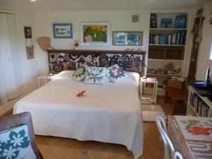 a bedroom with a large white bed with pillows at Aimeo Cottage in Russell