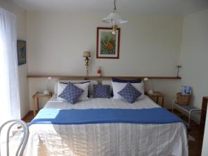 A bed or beds in a room at Aimeo Cottage