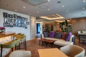 宜野灣的住宿－THE GRAND HOTEL GINOWAN，大堂配有沙发和桌椅