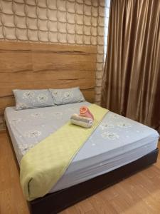 un letto con un asciugamano sopra di Bangi Gateway Suite a Kampong Sungai Merab