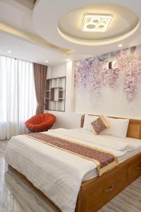 Phương Linh Hotel في دالات: غرفة نوم بسرير كبير في غرفة