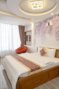 1 dormitorio con 1 cama grande y techo en Phương Linh Hotel en Dalat