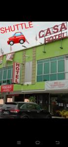 un edificio con un coche encima en Casa Hotel near KLIA 1, en Sepang