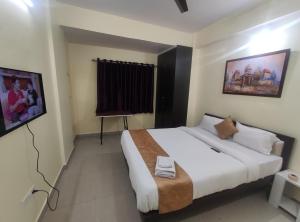A bed or beds in a room at StayVilla Royal