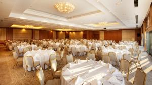 A restaurant or other place to eat at Park Dedeman Denizli