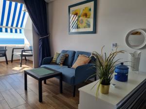 Uma área de estar em Vv casafaromar oceanfront comfort