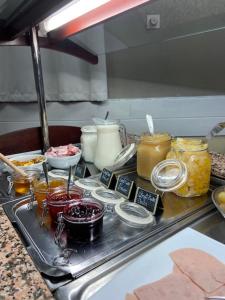サン・テティエンヌ・ド・ティネにあるLe Rabuonsの多種多様な食材を使用したキッチンカウンター