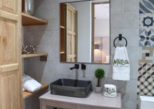a bathroom with a sink and a mirror at Matisia Hotel Boutique in Guaduas +28 photos