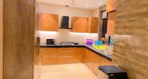 Kuchyňa alebo kuchynka v ubytovaní Room in Airb&b New Delhi - Divine Inn Service Apartments
