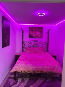 una camera da letto viola con un letto e un soffitto viola di בחיק החרמון a Majdal Shams