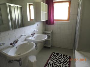 A bathroom at Haus Arnika