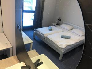 1 dormitorio con 1 cama en el espejo en Alpenhotel Steirerhof, en Tauplitzalm