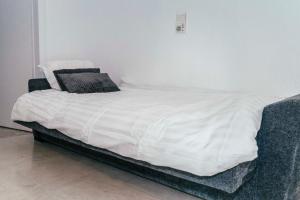 A bed or beds in a room at Filoxenia MG Projects Neos Kosmos