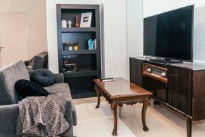 A television and/or entertainment centre at Filoxenia MG Projects Neos Kosmos