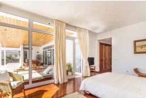 Posteľ alebo postele v izbe v ubytovaní Villa Dois Mares Puerto Calero + 25 fotografií