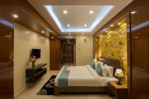 sypialnia z łóżkiem i ścianą z kwiatami w obiekcie HOTEL HEIGA vns w mieście Shillong