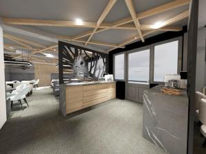 ein großes Büro mit Tischen, Stühlen und Fenstern in der Unterkunft Alpenhotel Steirerhof in Tauplitzalm