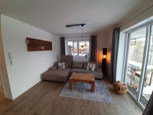 ein Wohnzimmer mit einem Sofa und einem Tisch in der Unterkunft Schwarz I wald Apartment in Freudenstadt