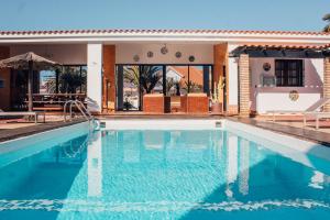 Basen w obiekcie Miramar Boutique Apartments ADULTS ONLY CORRALEJO lub w pobliżu