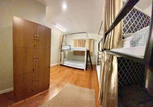 Postel nebo postele na pokoji v ubytování Dara Three Hostel ดาราตรี
