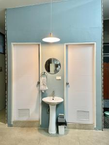 Bathroom sa Dara Three Hostel ดาราตรี