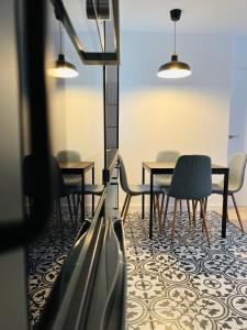 une salle à manger avec des tables, des chaises et des lumières dans l'établissement MGG - Apartamento Muelle, à Albacete