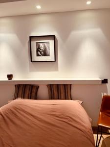 - une chambre avec un lit avec une étagère au-dessus dans l'établissement Le Plein Ciel, à Knokke-Heist
