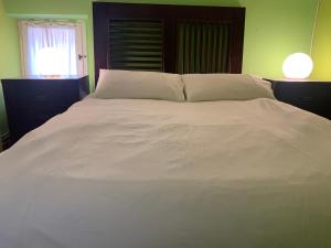 1 cama blanca grande en un dormitorio con ventana en CASA QUINTINO LA FONT DE SANT PERE, en Calaceite