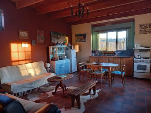 een woonkamer met een bank en een tafel bij Wolverfontein Karoo Cottages in Ladismith