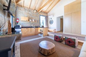 eine große Küche mit einem Holztisch in einem Zimmer in der Unterkunft Casa Nova Rural in Nelas