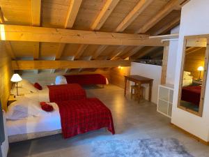 een slaapkamer met een bed en een tafel in een kamer bij Bed and Breakfast Chalet Manava in Morzine