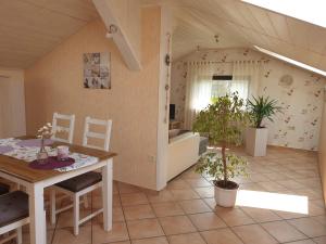 a room with a table and a dining room at Ferienwohnung am Zeitenweg in Windeck