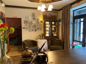 Arthotel Mini-Hotel في بوكوفِل: غرفة معيشة مع طاولة وكراسي وغرفة