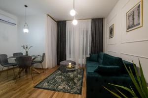 a living room with a green couch and a table at Apartman Park in Bijeljina