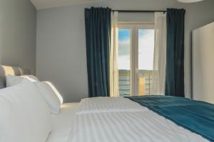 - une chambre avec un lit et une fenêtre avec vue dans l'établissement Sunset Apartment Padrele, à Bibinje