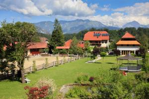 un gran patio con una casa y un cenador en Penzion Repnik en Kamnik