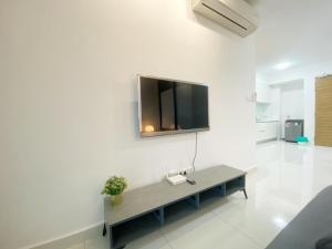 TV at/o entertainment center sa Teega Suites, Puteri Harbour, Iskandar Puteri