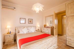 Posteľ alebo postele v izbe v ubytovaní Beachfront Villa Victoras - With private beach + 33 fotografií