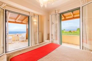 Posteľ alebo postele v izbe v ubytovaní Beachfront Villa Victoras - With private beach