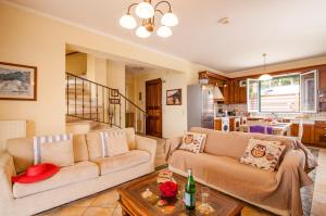 Posedenie v ubytovaní Beachfront Villa Victoras - With private beach