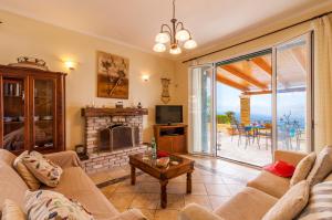 Posedenie v ubytovaní Beachfront Villa Victoras - With private beach