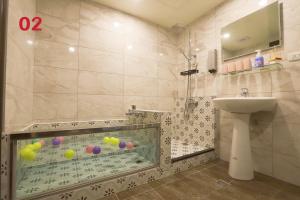 Koupelna v ubytování 閣樂親子旅宿Kids Fun Hotel + 37 fotografií
